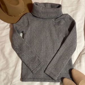 J.crew extra extra small women’s Cowell neck sweater ✨🌙🥾⛺️ so WARM and cozy